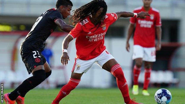 Benfica youth academy graduate Jair Tavares moves to Hibs on a contract until summer 2026