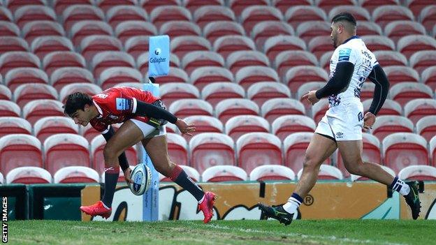 Santiago Carreras crosses for Gloucester