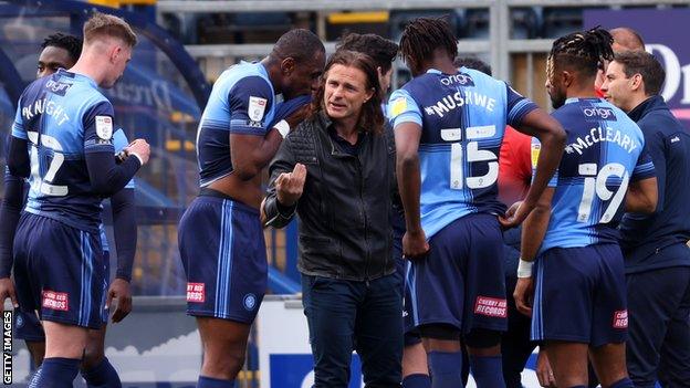 Gareth Ainsworth speaking to the Wycombe players