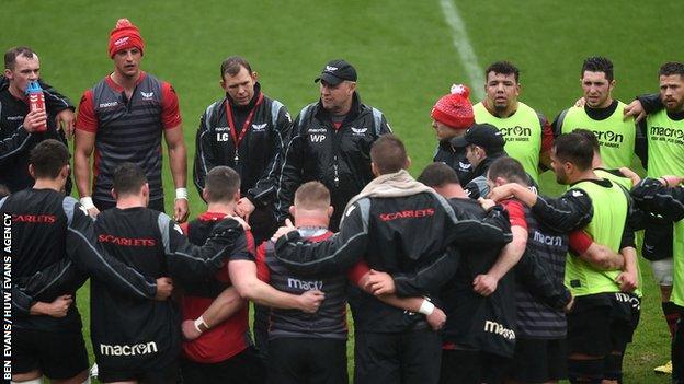 Scarlets team huddle