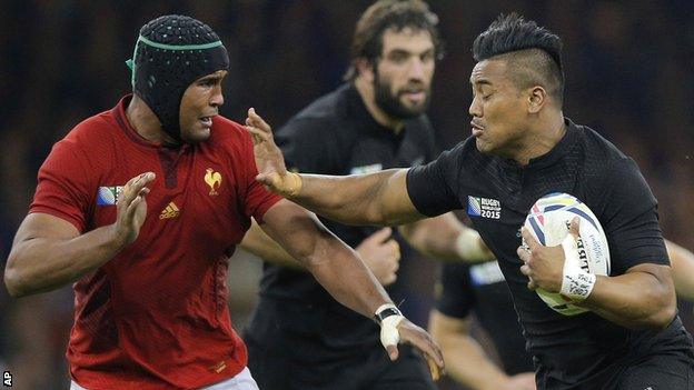 Thierry Dusautoir looks to tackle Julian Savea