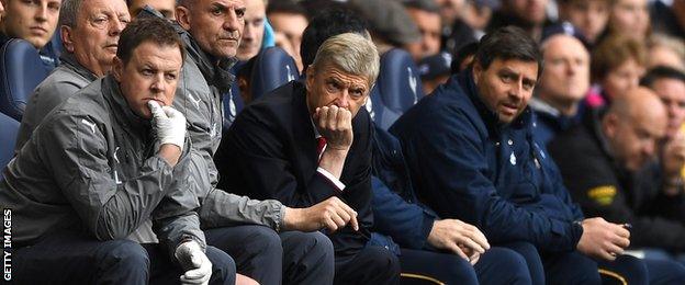 Arsene Wenger (centre)