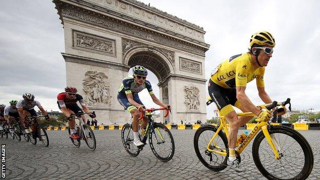 Geraint Thomas passes the Arc de Triomphe