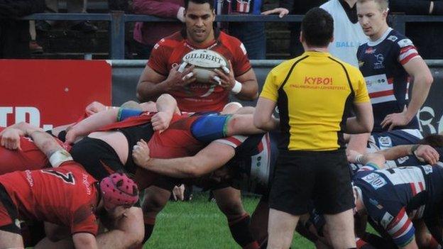 Sami Fisilau feeds a Jersey scrum