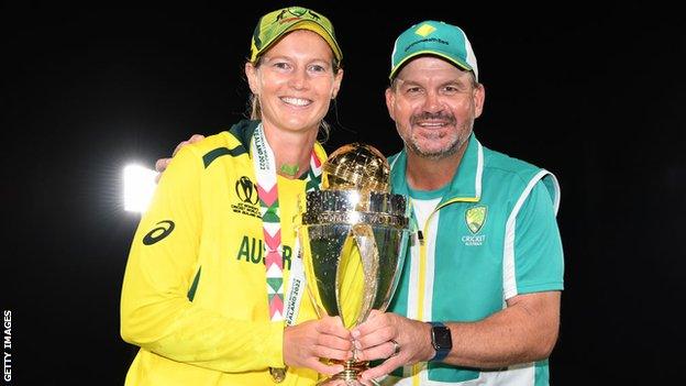 Matthew Mott and Meg Lanning holding the World Cup trophy