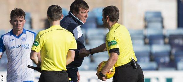 Tommy Wright exchanges words with referee Alan Muir