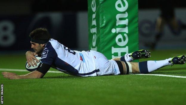 Kelian Galletier scores for Montpellier against Glasgow Warriors