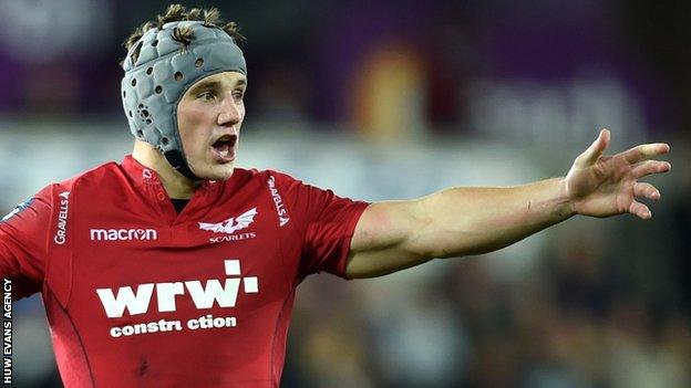 Jonathan Davies calls for the ball for Scarlets