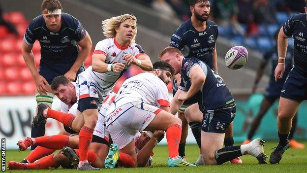 Faf de Klerk makes a pass for Sale in the European Champions Cup