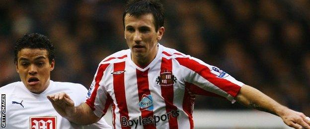 Liam Miller, playing for Sunderland in 2008, contests the ball with former Spurs midfielder Jermaine Jenas