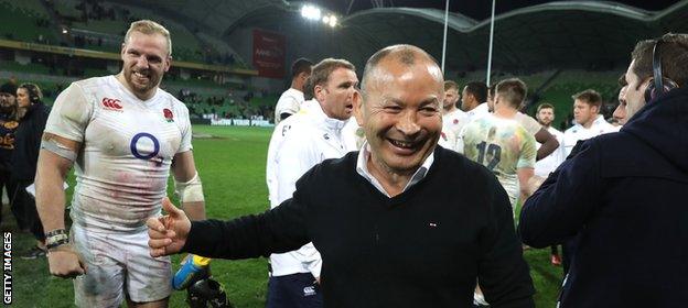 Eddie Jones (centre)