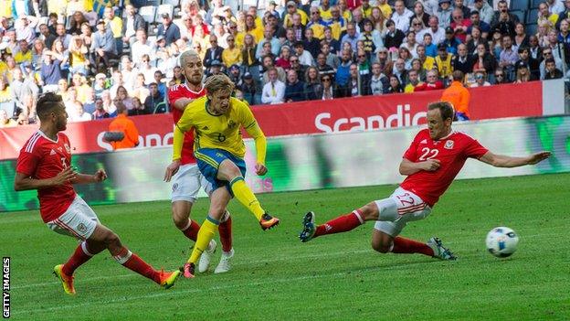 Emil Forsberg puts Sweden in the lead