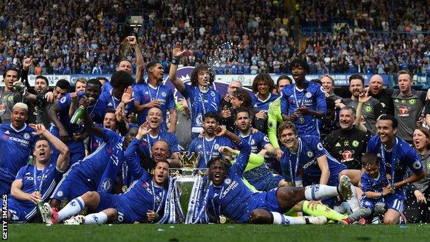 Chelsea celebrate winning the 2016-17 Premier League title