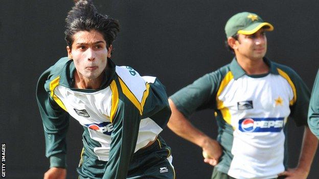 Mohammad Amir and Saeed Ajmal (background)