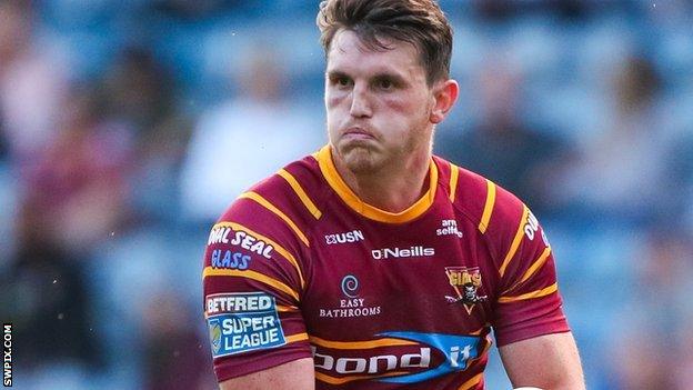 Lee Gaskell makes a run for Huddersfield Giants