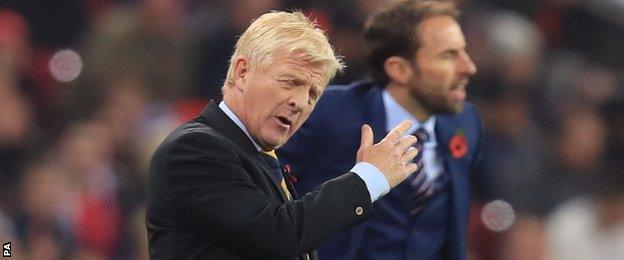 Gordon Strachan urges his Scotland team on at Wembley