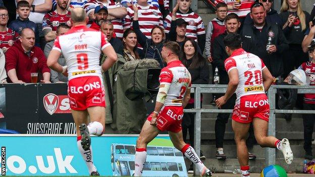 Tommy Makinson celebrates his first try against Wigan