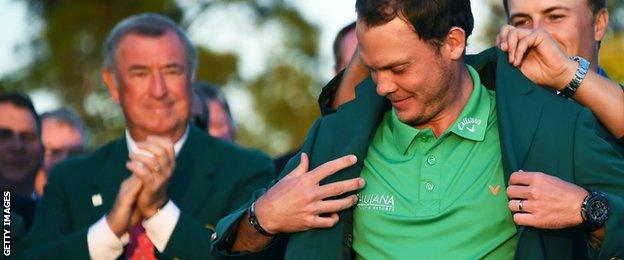 Jordan Spieth hands Danny Willett the green jacket