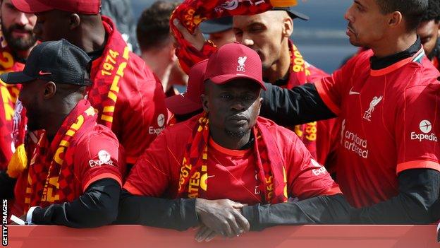 Sadio Mane (centre)