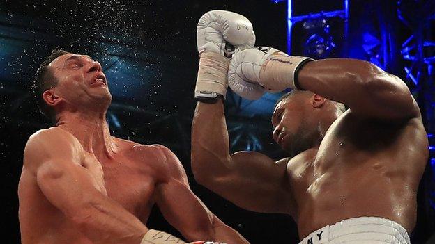 Anthony Joshua hits Wladimir Klitschko