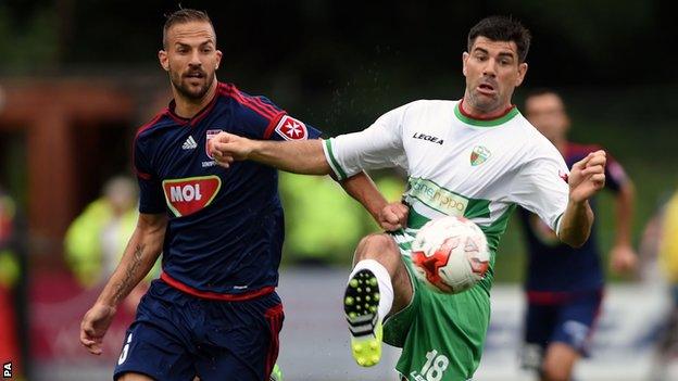 Videoton's Andras Fejes (left) and The New Saints' Mike Wilde battle for the ball