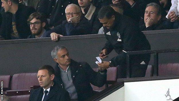 Jose Mourinho passing notes