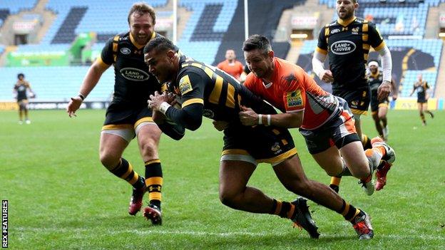 Frank Halai scoring a try for Wasps