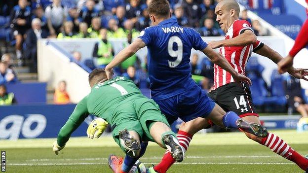 Oriol Romeu (right) tackles Jamie Vardy