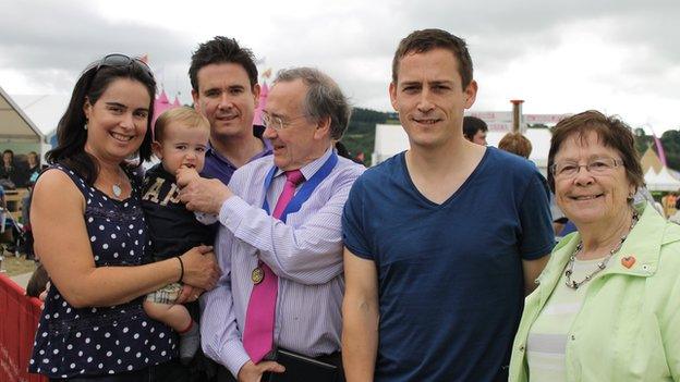 Mel Williams, enillydd y Fedal Gwyddoniaeth a Thechnoleg, yn dathlu gyda'i deulu // Mel Williams, winner of the Science and Technology Medal makes it a family affair on the Eisteddfod maes