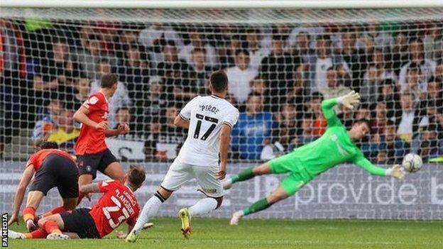 Joel Piroe scores his fifth goal of the season to earn Swansea a point