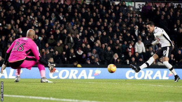 Derby's Tom Ince scores against Reading