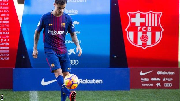 Philippe Coutinho performing keepy-uppies in front of Barcelona fans