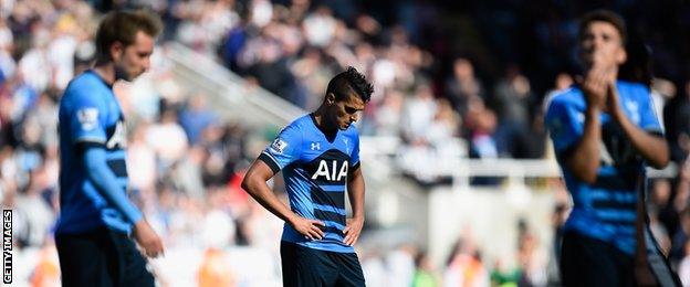 Erik Lamela (centre)