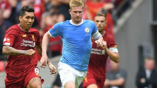 Kevin De Bruyne of Manchester City chased by Roberto Firmino of Liverpool