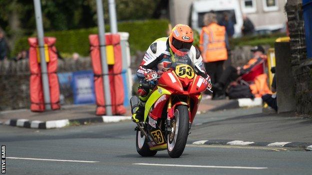 Rodger Wibberly racing in the Senior Manx GP