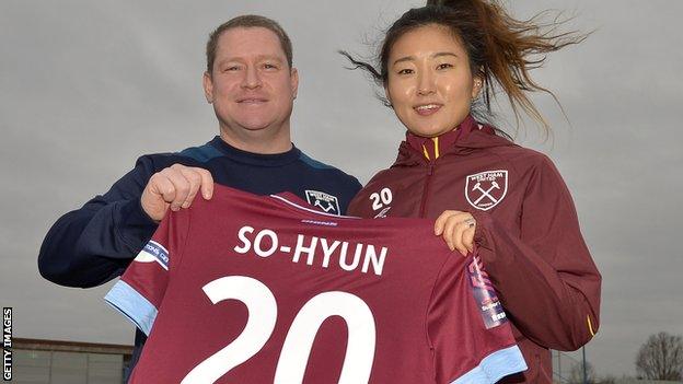 Cho So-hyun (right) with West Ham head coach Matt Beard