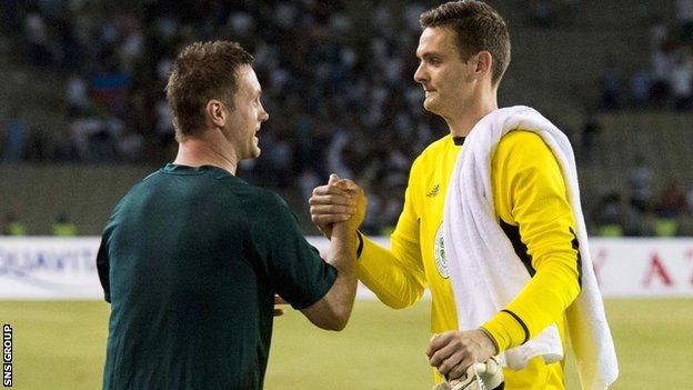 Celtic manager Ronny Deila congratulates goalkeeper Craig Gordon