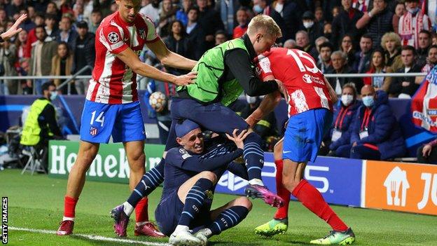 Players clash after Felipe's foul on Phil Foden