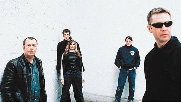 Catatonia: Band oedd yn sicr yn credu bod gofod personol yn bwysig