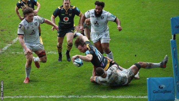 Josh Bassett scores a try for Wasps