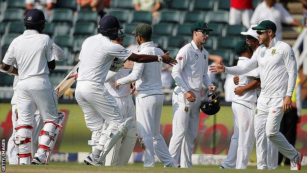 Sri Lanka and South Africa players shake hands after the match