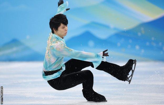 Yuzuru Hanyu falls over