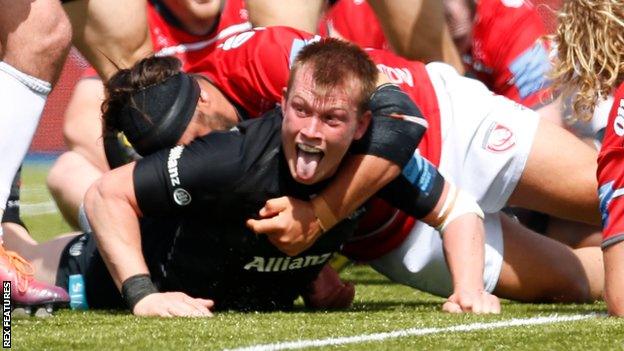 Nick Tompkins scores a try