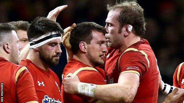 Sam Warburton and Alun Wyn Jones celebrate Wales' win against France in 2016