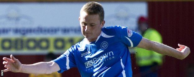 Derek Riordan in action for St Johnstone