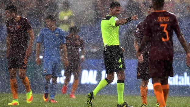 Referee takes players off in Roma rain