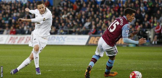 Swansea's Gylfi Sigurdsson has a shot