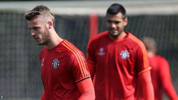 David De Gea (left) and Sergio Romero (right)