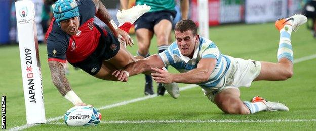 Jack Nowell scores a try for England against Argentina