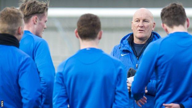 Greenock Morton manager Jim Duffy talks to his players